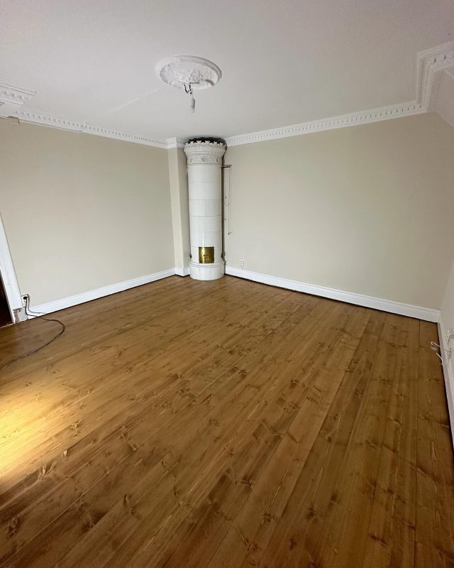 SEKELSKIFTE VILLA, från 1️⃣9️⃣2️⃣0️⃣

DEL 2️⃣

Golvläggning av massiva granplank, 26x192mm på ovanvåningen i denna fantastiska villa 🏡🤩

Slipat & behandlat med: 
Pallx 333, 2k olja + 20% chocolate pigment & pallx 96, matt 1k lack 😍🤎

Passar helt perfekt enligt oss & kunden 🤩

#sekelskifteshus #sekelskifte #villa #hus #plankgolv #fiskbensparkett #trägolv #massivaträgolv #gran #golv #floor #golvslipning #dammfrigolvslipning #floorsanding #sander #pallmann #parkett #ek #kamin #brun #gammalthus #gammaltblirnytt #renovering #woodworking