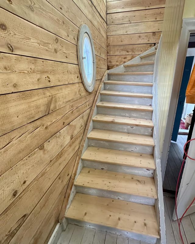 🪜 TRAPPRENOVERING 🪜

Slipning av steg, nos & liten hall 🤩
Står nu klart för kunden att själv behandla med en matt lack.

#trappa #trapprenovering #stairs #stairclimber #slipa #renovering #stockvägg #göteborg #woodworking