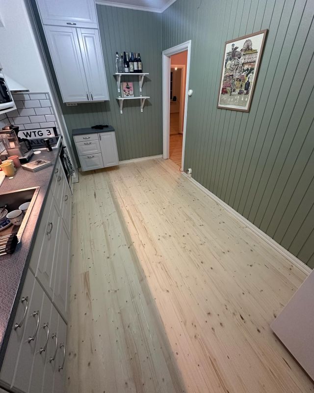 ♻️🪵 GOLVJOBB 🪵♻️

Golvläggning av massiva granplank 26x117mm i kök 🪚🔨📐

Golvslipning av kök, vardagsrum & hall.
Behandling: pallxZero, ultramatt 2k lack + vitt pigment.
Ljust / obehandlat utseende 🤍

#golv #golvläggning #golvläggare #golvslipare #golvslipning #dammfrigolvslipning #floor #floorsanding #trägolv #plankgolv #göteborg #parkett #pallmann #viväxer #2blir1 #framtiden