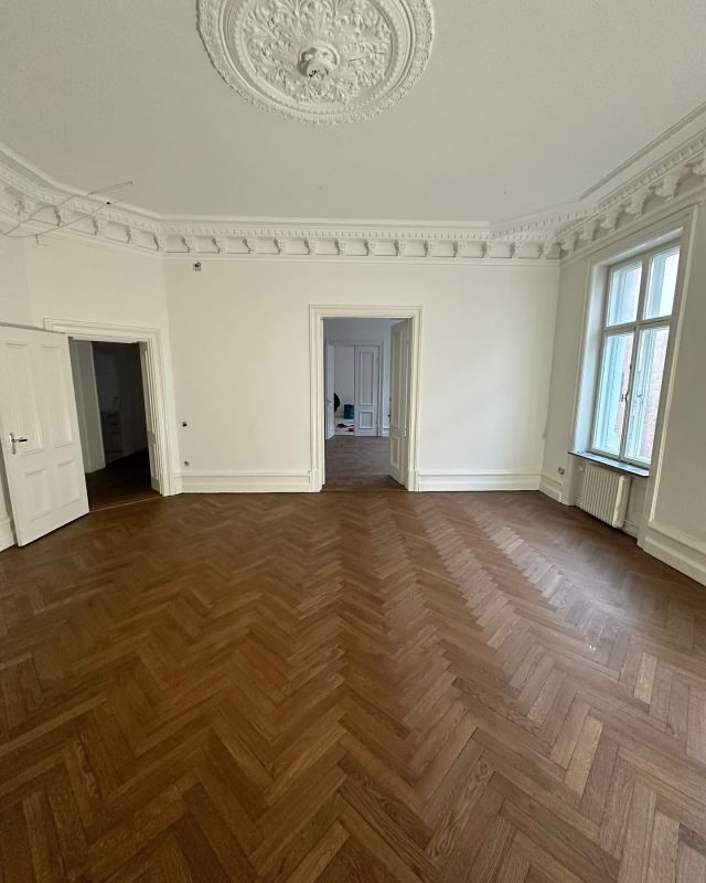 🤎♻️ GOLVSLIPNING ♻️🤎

Del 2️⃣
Denna fantastiska våning i centrala GBG nu klar ✅ 
Behandling: pallx333, 2K olja med en blandning av chocolate & hawana Brown pigment 🤎
Toppat med pallx zero, ultramatt 2K lack.

@golvslipare.bygg1vast 
@fermenfermen 

#golv #floor #golvslipning #dammfrigolvslipning #flooring #floorsanding #sekelskifteslägenhet #sekelskifte #våning #göteborg #pallmann #trägolv #fiskbensparkett #fiskbensmönster #gårihop #woodworking