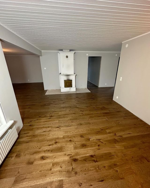 🤎 GOLVLÄGGNING 🤎

Villa i kullarvik där vi lagt parkettgolv på samtliga ytor! 🪚🔨