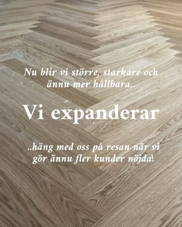NU ÄR DET OFFICIELLT 💥 

Bygg1 i väst AB och Fermén&Fermén Golvrenovering AB har gått ihop och blivit Re-Floor. Detta tycker vi så klart är oerhört roligt och vi ser fram emot att hjälpa er att fortsätta skapa de perfekta golven för våra kunder.

Vi har många års erfarenhet av allt ifrån golvslipning, golvläggning, trapprenoveringar samt renovering utav plast- och linoleumgolv. Så tveka inte på att kontakta oss för offert. Glöm inte att spana in våra tidigare arbeten under höjdpunkter för tips och idéer!

Glada hälsningar,
Vi på Re-Floor 🚀

In & följ ----> @re.floorab 🤩