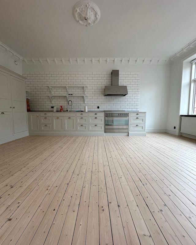 Fint arbete utfört av oss: @re.floorab 

Glöm inte att följa!

@golvslipare.bygg1vast & @fermenfermen är @re.floorab 💥