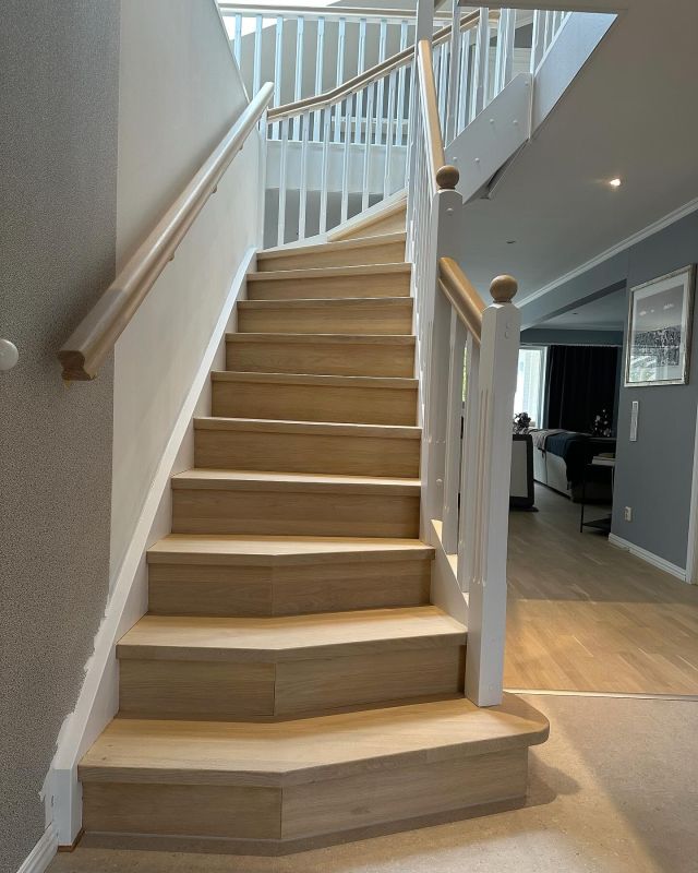 Trappa med mycket detaljer har renoverats av @re.floorab 🤩

Bygg1 i väst ab är @re.floorab